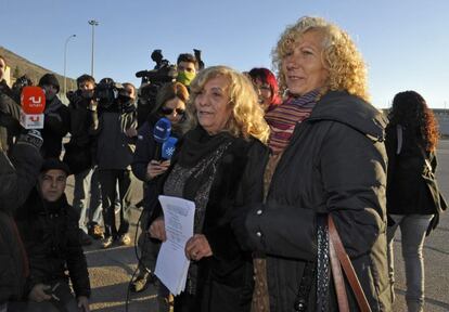 La familia del preso Montes Neiro le espera en la puerta de la prisión donde lleva los últimos 23 años