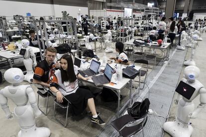 Participantes verifican a 'Pepper', el robot humanoide desarrollado por SoftBank Group Corp. para la competición en el World Robot Summit.