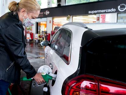 Una mujer reposta su vehículo en una gasolinera de Madrid.