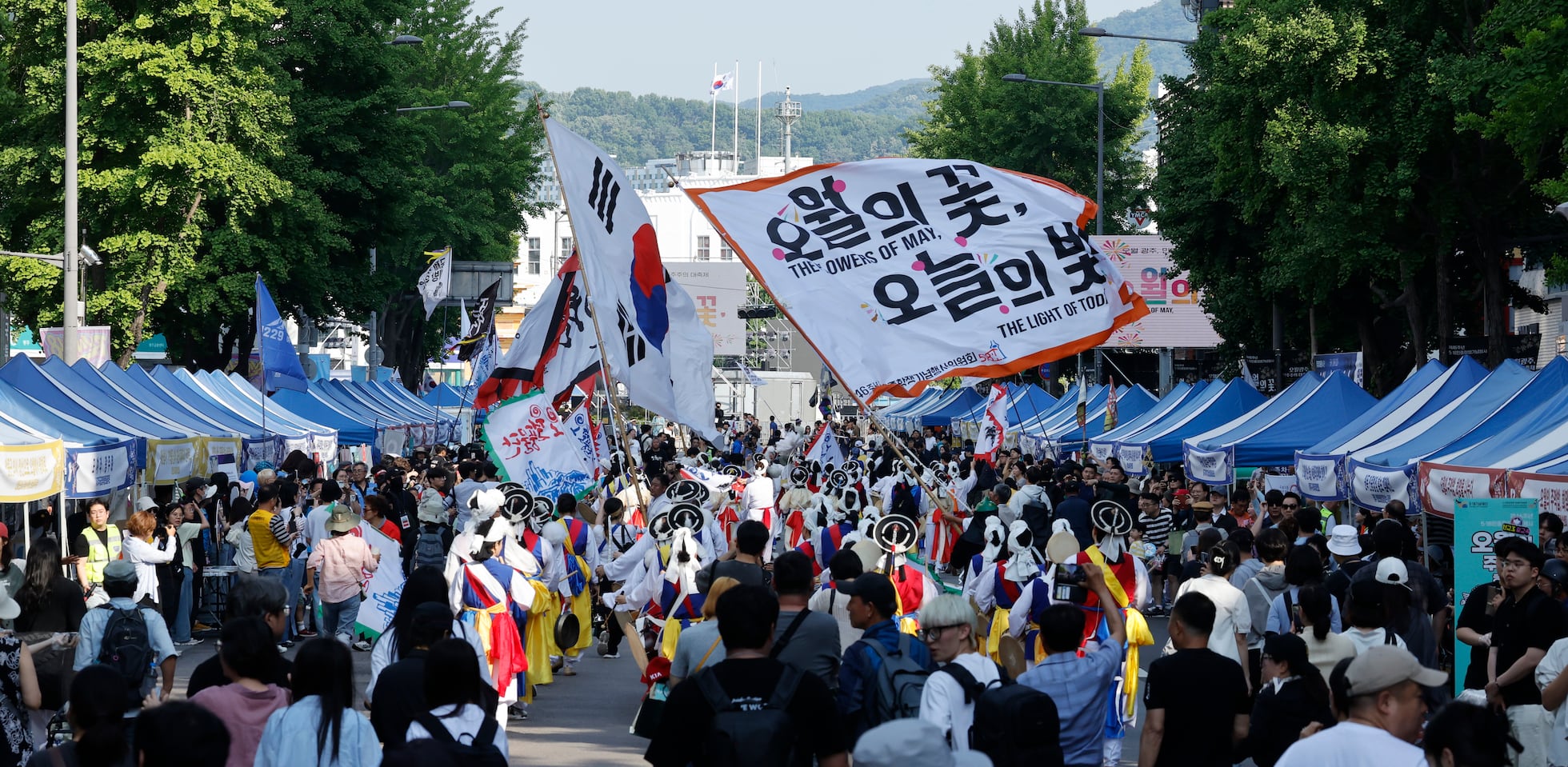 El espinoso anuncio de Starbucks en Corea que evoca la represión ...