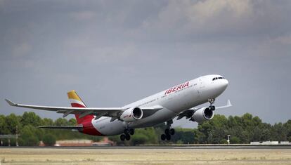 Aviones de Iberia con su nueva marca corporativa en el Aeropuerto Adolfo Suárez Barajas de Madrid. 