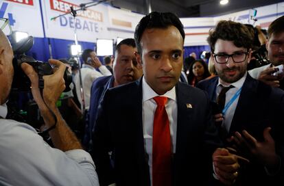 Former biotech executive Vivek Ramaswamy pushes his way through a crowd of reporters in the spin room after the conclusion of the 2024 U.S. presidential campaign in Milwaukee, Wisconsin, U.S., August 23, 2023.