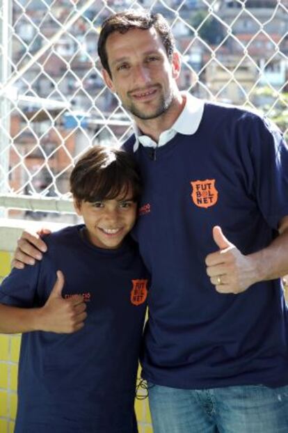 Belletti posa con uno de los niños del programa.