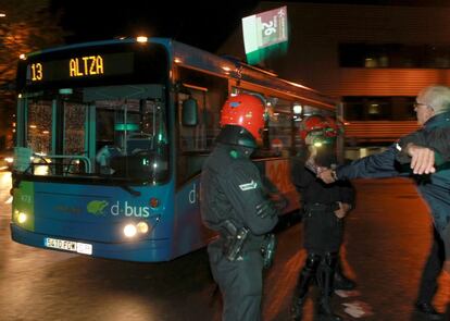 Agentes de la Ertzaintza controlan un piquete informativo en las cocheras de los autobuses municipales de San Sebastián