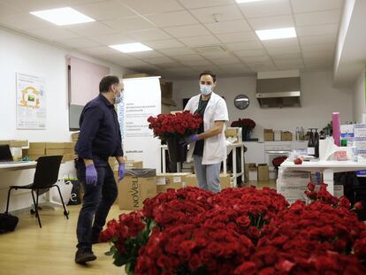 El Clínic reparte 5.000 rosas a sus pacientes y trabajadores por Sant Jordi.