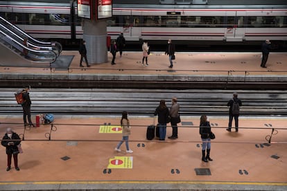 Viajeros en la estación de Cercanías de Atocha, el pasado martes. 