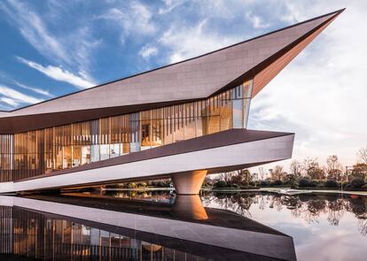 Del centro cultural Langtin Yuanzhu Experience Hall, de Challenge Design (2018), destaca "la lámina plegada que recoge el espacio debajo, la implantación", explica el arquitecto José María Echarte. |