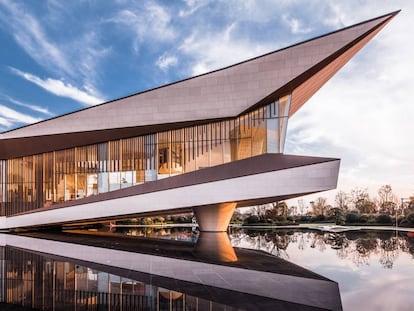 Del centro cultural Langtin Yuanzhu Experience Hall, de Challenge Design (2018), destaca "la lámina plegada que recoge el espacio debajo, la implantación", explica el arquitecto José María Echarte. |