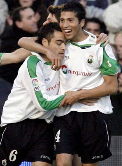 Garay felicita a Duscher tras su gol