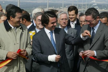 Former Prime Minister Jos&eacute; Mar&iacute;a Aznar (c) handing the keys of the R2 highway to former Madrid Mayor Alberto Ruiz-Gallard&oacute;n. 