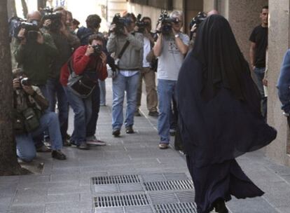 La mujer cree que la polémica es "de ignorantes" y recuerda que en anteriores ocasiones compareció con la cara cubierta sin problemas.