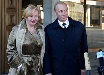 El presidente ruso Vladímir Putin y su esposa Liudmila se dirigen a la prensa tras votar en un colegio de Moscú.