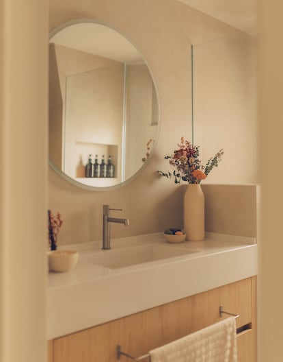 El baño se cambió de orientación, igual que la cocina. Si bien los dos permanecen en el mismo sitio, sencillamente fueron girados 90 grados. De este modo, la cocina se pudo abrir a la zona de día mientras que el baño se beneficia de una ventana a un patio de luces.