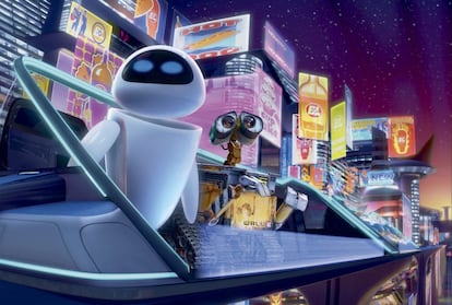 <p>Esta obra de arte de Pixar nos pinta un futuro desolador en el que dos robots se las apañan para encandilar a la audiencia. Los humanos son en WALL-E actores secundarios, pero parece que no nos ha ido nada bien. Obesos, por lo general bordes y siempre con una pantalla delante (algo no tan distinto a lo que pasa ahora), se mueven en unos sofás voladores que les llevan a todas partes y beben comida mientras les bombardean con anuncios. Todavía podemos mantener la vertical, pero este <a href="https://www.youtube.com/watch?v=O3si1BZ50w4">sofá con ruedas</a> puede que nos lo ponga más difícil.</p>