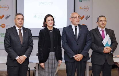 A la izquierda, Ricardo Leiva, del Comité Olímpico Español; Elena Tejedor, directora de la fundación; Luis Vañó, presidente de la federación de baile deportivo, y Joaquín Maudos, del IVIE.