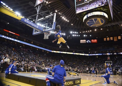 Un jugador hace un salto acrobático durante el intermedio del partido entre los Sixers y los Warriors.