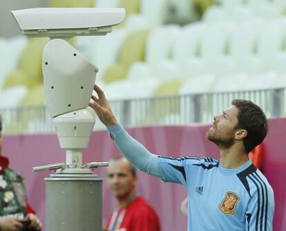 Xabi Alonso observa una cámara de seguridad durante el entrenamiento.