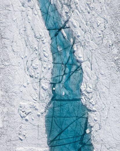 El derretimiento de la capa de hielo de Groenlandia contribuye significativamente al aumento del nivel del mar a nivel mundial.