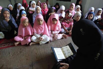 Lectura del Corán en un aula de la mezquita de Al-satie durante el mes del Ramadán, en Baseco, Filipinas. 29 de junio de 2014.