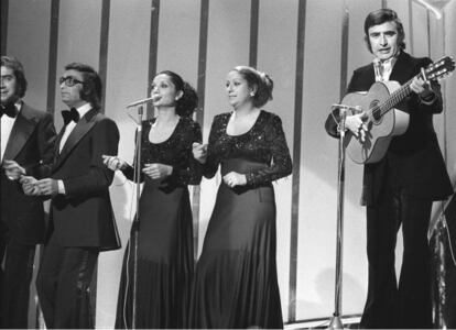 El m&uacute;sico (primero por la derecha) represent&oacute; a Espa&ntilde;a en el Festival de Eurovisi&oacute;n en 1974.
 