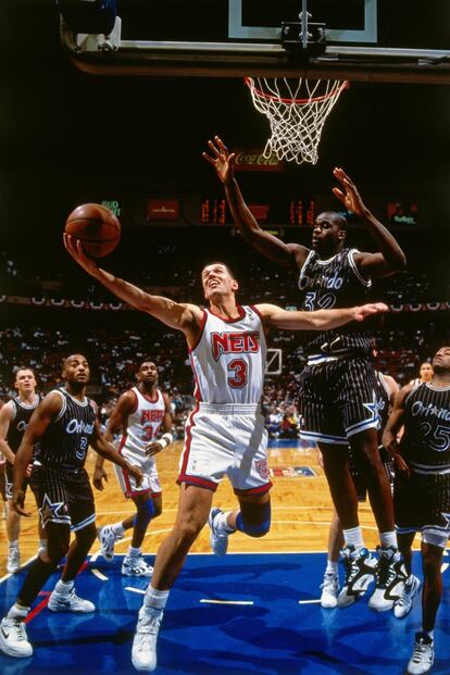 Petrovic tira a canasta defendido por Shaquille O'Neal, de los Orlando Magic, en un partido en 1993.