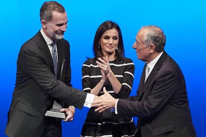 El Rey recibe la felicitación del presidente portugués, Marcelo Rebelo de Sousa, ante la presencia de la Reina.