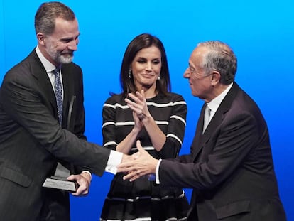 El Rey recibe la felicitación del presidente portugués, Marcelo Rebelo de Sousa, ante la presencia de la Reina.