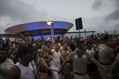 Rodrigo Pontes lleva la antorcha olímpica cerca del Museo de Arte Contemporaneo en su camino a Río de Janeiro, en la ciudad de Niteroi, el 2 de agosto.