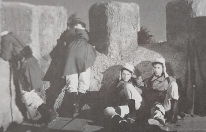 Scene from 'Beau Geste' with dead soldiers on the battlements of the fort and the Geste brothers taking a break.