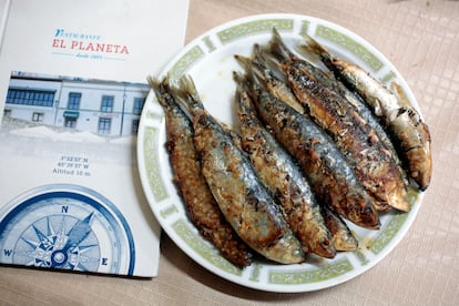 Las sardinas son uno de los platos estrellas del verano en El Planeta (Gijón).