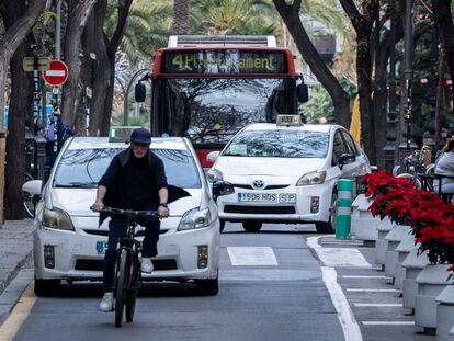 Tráfico en el centro de Valencia, este martes.