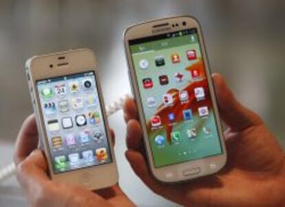 Un iPhone y un Samsung Galaxy