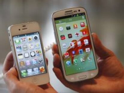Un iPhone y un Samsung Galaxy