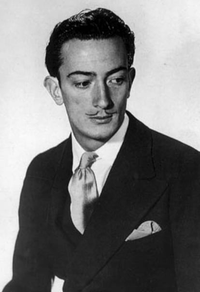 Salvador Dalí retratado por Man Ray.