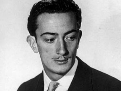 Salvador Dalí retratado por Man Ray.