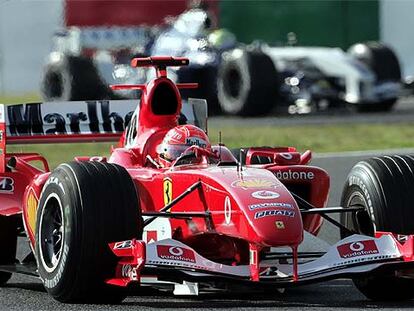 Michael Schumacher, seguido de su hermano Ralf.