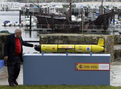 El robot submarino,  en el puerto de Baiona tras su llegada, delante de una réplica de <i>La Niña</i>.