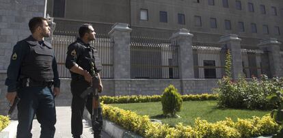Policías iraníes custodian la entrada al Parlamento después del ataque de este miércoles.