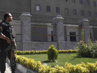 Polic&iacute;as iran&iacute;es custodian la entrada al Parlamento despu&eacute;s del ataque de este mi&eacute;rcoles.