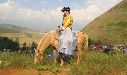 La escritora Choo Waihong, vestida con un traje tradicional mosuo.