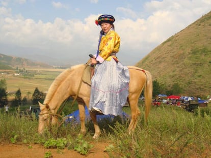 La escritora Choo Waihong, vestida con un traje tradicional mosuo.