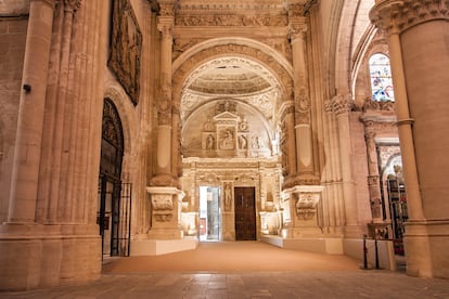 El libro es una guía turística y, como tal, dedica el último apartado de cada monumento a destacar planes y lugares reseñables por los alrededores. Tras recomendar la visita al Arco de Jamete de la catedral de Cuenca, obra maestra del Renacimiento, aquejada del mal de la piedra por quedar durante mucho tiempo a la intemperie (la torre cayó en 1902, destrozando la cubierta), propone explorar el museo de arte contemporáneo Espacio Torner, en la iglesia de San Pedro, Premio Europa Nostra. Otra de sus propuestas es acercarse al parque temático natural de la Ciudad Encantada (a 30 minutos en coche de la ciudad), especialmente si se viaja con niños. “También podemos disfrutar de la ciudad romana de Valeria, recorrer las Torcas de los Palancares y las lagunas de Cañada del Hoyo, conocer la ciudad romana de Segóbriga o el castillo de Priego, o emprender una excursión al monasterio de Uclés”, invita Álvarez.