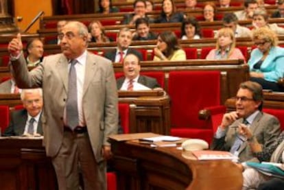 El presidente del Grupo Socialista en el Parlamento catalán, Joaquim Nadal, junto a Mas.