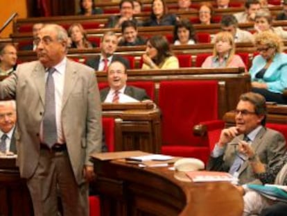 El presidente del Grupo Socialista en el Parlamento catalán, Joaquim Nadal, junto a Mas.