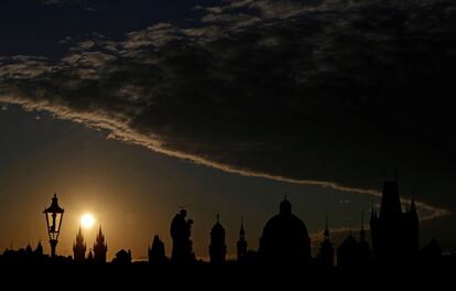 Puesta de sol sobre el puente medieval Carlos de Praga (República Checa).