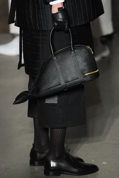 ?

	El bolso-ballena de Thom Browne

	La firma norteamericana presenta una propuesta oscura repleta de looks viuda negra en un escenario que emula un hospital. El toque divertido lo ponen estos bolsos con forma de ballena que se han convertido en uno de los accesorios ms originales de esta edicin.