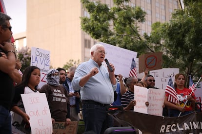 Rubén García, director ejecutivo de Annunciation House, durante una protesta pacífica contra las redadas migrantes.