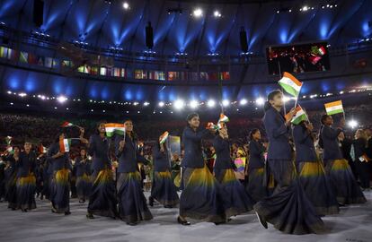 Los atletas de la India entran en el estadio.