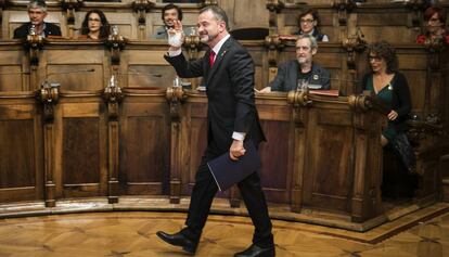 Alfred Bosch se despide de los otros concejales de Barcelona tras tomar posesión como consejero de Acción Exterior.