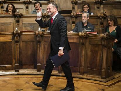 Alfred Bosch se despide de los otros concejales de Barcelona tras tomar posesión como consejero de Acción Exterior.